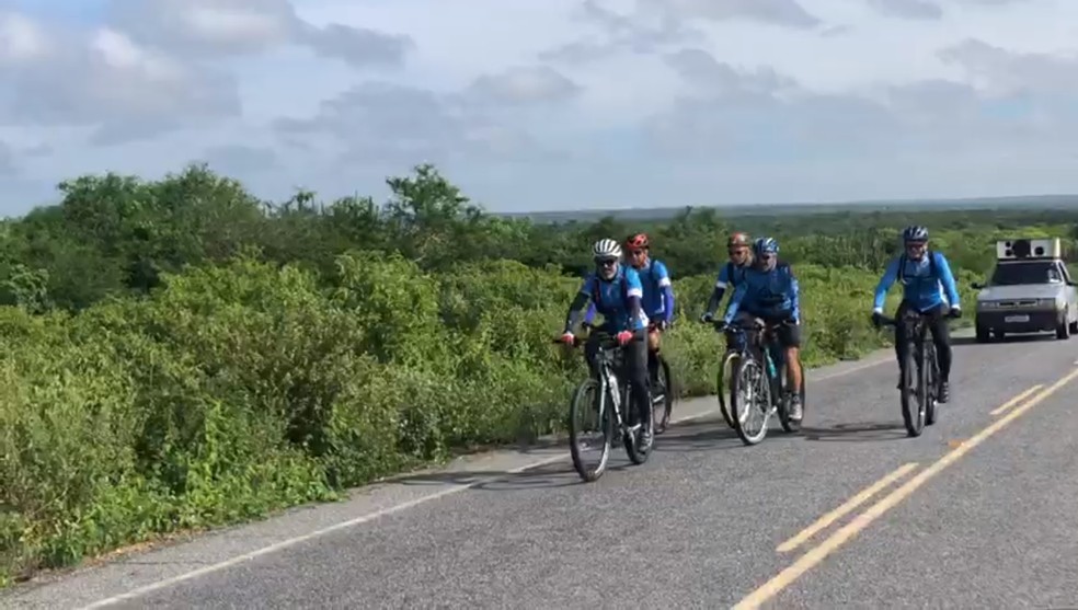 Ciclistas pedalam da Paraíba ao Ceará para pagar promessa a padre Cícero — Foto: Arquivo pessoal