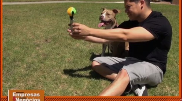 Novo acessório ajuda a tirar selfie de cachorros (Foto: Reprodução)