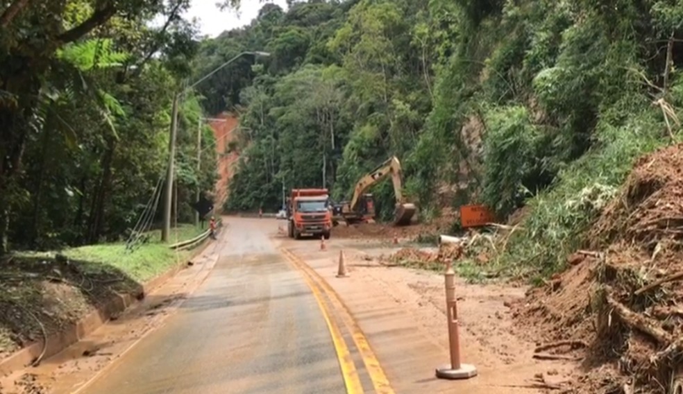 Após mais de 80 horas, rodovia dos Tamoios segue interditada neste domingo (11) — Foto: Divulgação/ Nova Tamoios