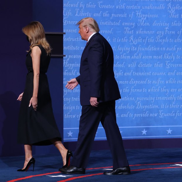 NASHVILLE, TENNESSEE - OCTOBER 22: U.S. President Donald Trump (R) and First Lady Melania Trump leave the stage after the final presidential debate at Belmont University on October 22, 2020 in Nashville, Tennessee. This is the last debate between the two  (Foto: Getty Images)