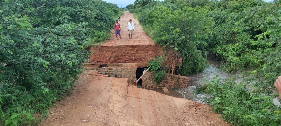 Ap&oacute;s fortes chuvas, ponte desaba e isola comunidades em Po&ccedil;o Branco &mdash; Foto: Cedida