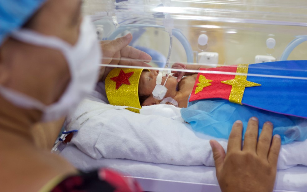 Ensaio faz referência ao Dia da Prematuridade comemorado no dia 17 de novembro — Foto: Divulgação/Felipe Martins