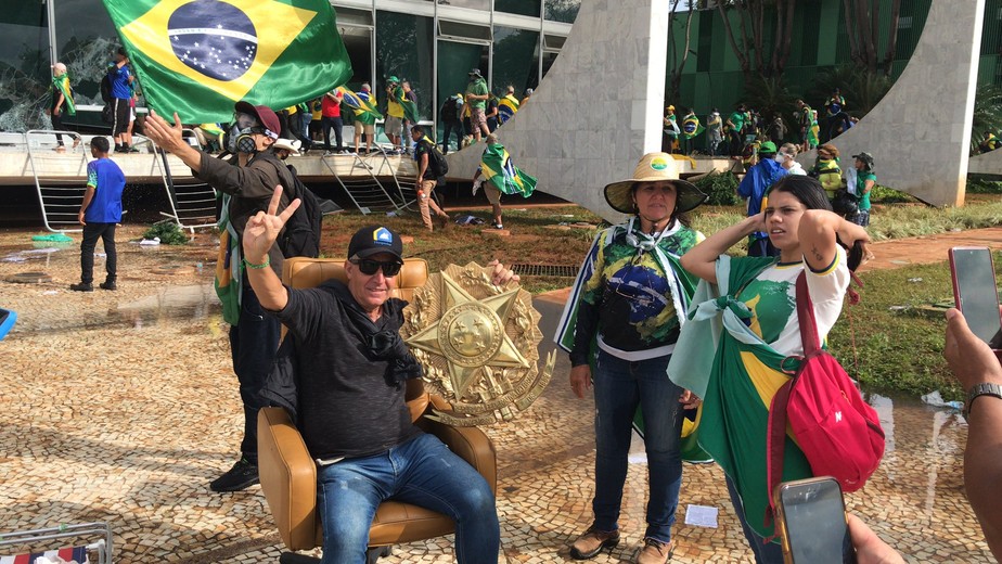Terroristas arrancam cadeiras de ministros e brasão da República no STF e postam fotos nas redes sociais