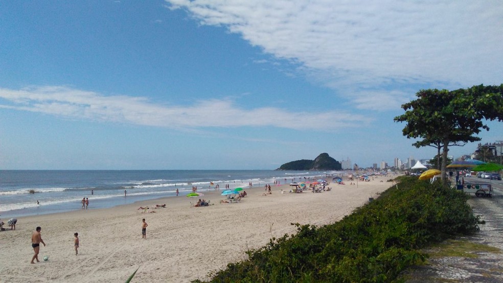 Mais de 500 toneladas de lixo sÃ£o retiradas das praias do ParanÃ¡  â€” Foto: Bronson Almeida/RPC