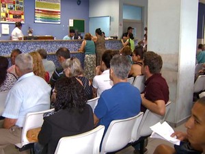 Pacientes aguardam atendimento no Hospital Mário Gatti, em Campinas (Foto: Reprodução / EPTV)