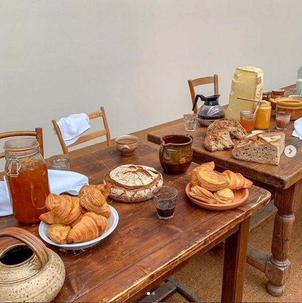 A mesa posta no desfile de Jacquemus com as delícias da boulingerie (Foto: Reprodução Instagram @lepetitgrain)