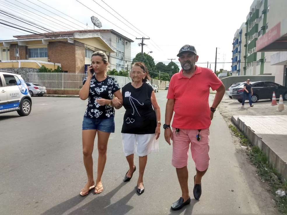 Moradores participam de simulado de evacuação no bairro do Pinheiro, em Maceió — Foto: Derek Gustavo/G1 AL