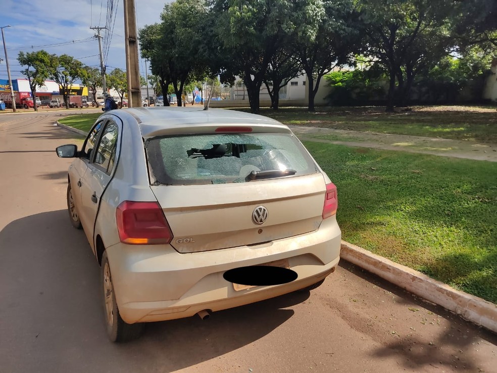 Carro Tem Vidro Destruido Apos Ser Atingido Por Pedra Durante Rocagem De Grama No Centro De Palmas Tocantins G1