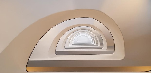 A escada em meia-espiral de John Pinder foi a vencedora da categoria Mobile do World Architectural Photography de 2018 (Foto: ArchPhotoAwards/Reprodução)