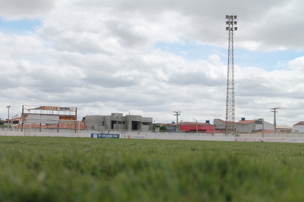 Os laudos do estádio Paulo Coelho não foram apresentados na FPF (Foto: Emerson Rocha)