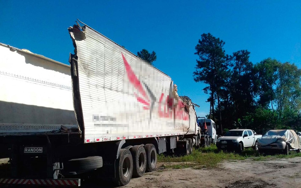 Motorista disse a PRF que perdeu controle da direção e caminhão tombou no sul da Bahia (Foto: Divulgação/PRF)