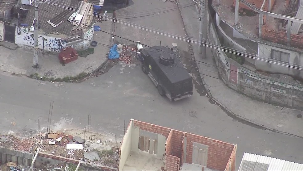 Blindado tenta derrubar barricada na Cidade de Deus â?? Foto: ReproduÃ§Ã£o/TV Globo