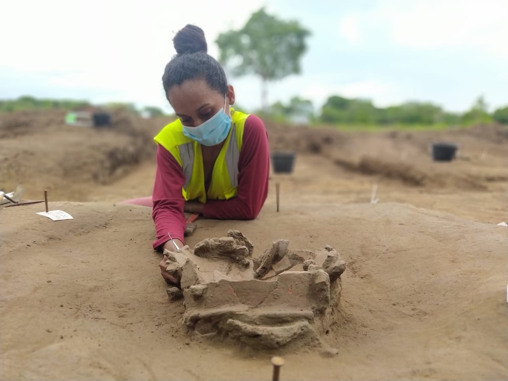 Arqueóloga realiza escavação em sítio arqueológico em Macapá — Foto: Núbia Pacheco/Rede Amazônica
