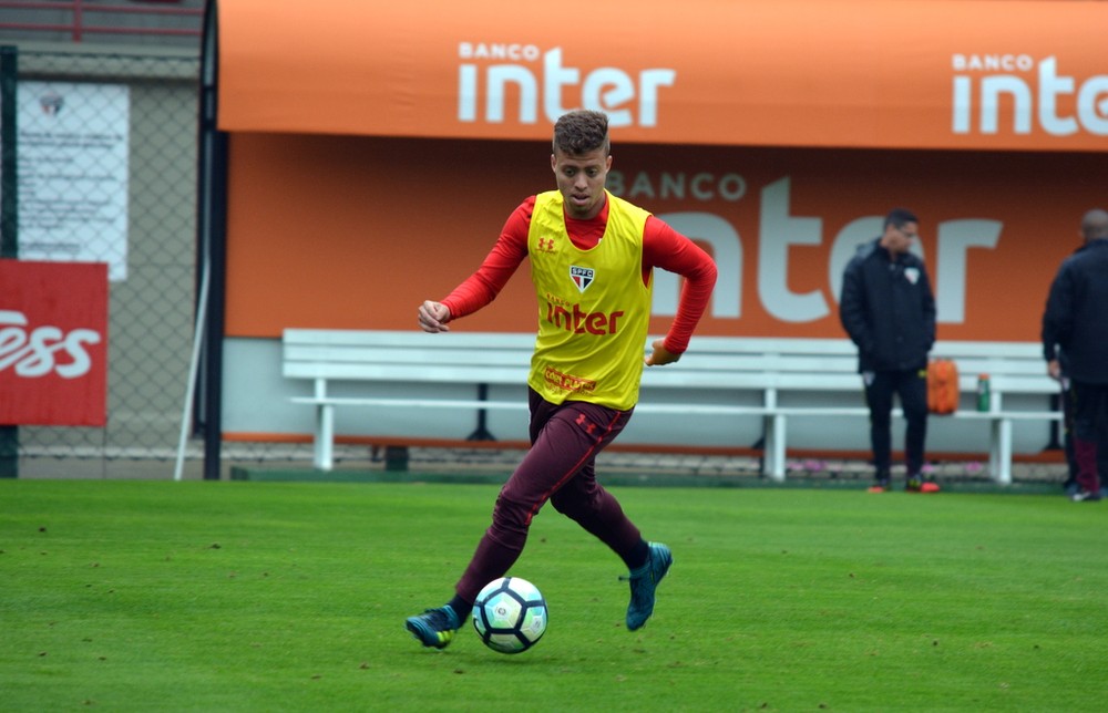 Com desfalques no São Paulo, Lucas Fernandes pode ganhar chance