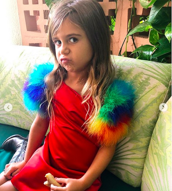A filha de seis anos de Kourtney Kardashian antes de seu primeiro corte de cabelo (Foto: Instagram)