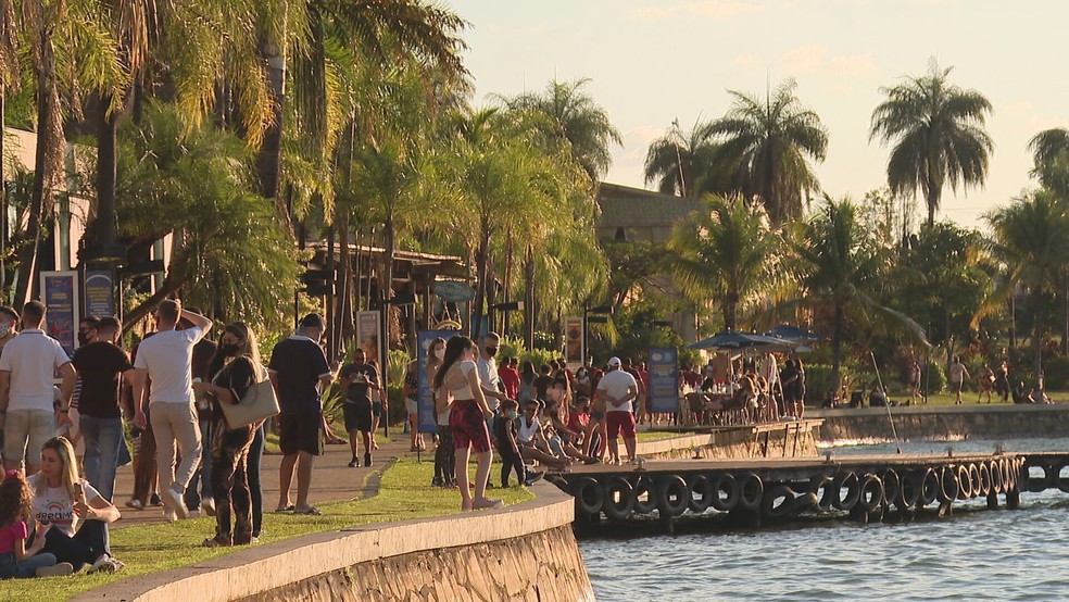 Pessoas se reúnem no Pontão do Lago Sul, no DF — Foto: TV Globo/Reprodução