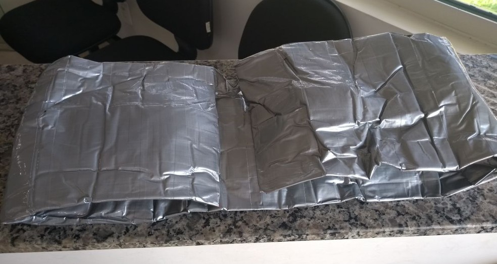 No total, a cocaína apreendida no cinturão pesou 2,855 quilos (Foto: Polícia Rodoviária/Divulgação)