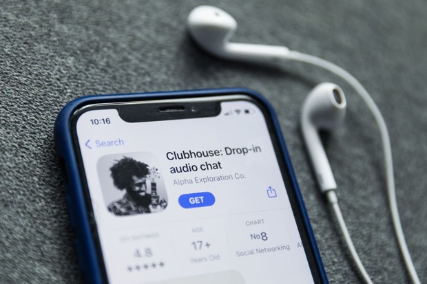 Clubhouse Drop-in audio chat app logo on the App Store is seen displayed on a phone screen in this illustration photo taken in Poland on February 3, 2021.  (Photo illustration by Jakub Porzycki/NurPhoto via Getty Images) (Foto: NurPhoto via Getty Images)