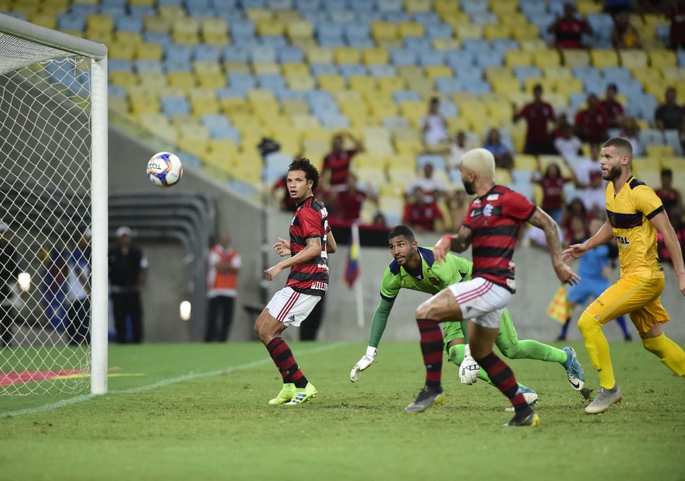 Gabriel faz o primeiro gol do Flamengo contra o Madureira  Foto: Andr Duro