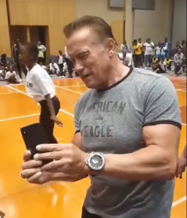 O ator Arnold Schwarzenegger instantes antes de ser atacado por um homem durante um evento na África do Sul (Foto: Reprodução)