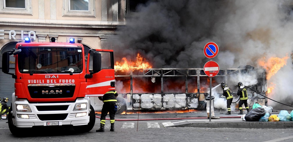 Bombeiros trabalham para conter fogo em Ã´nibus que explodiu nesta terÃ§a-feira (8) no centro de Roma (Foto: Ettore Ferrari/ANSA via AP)