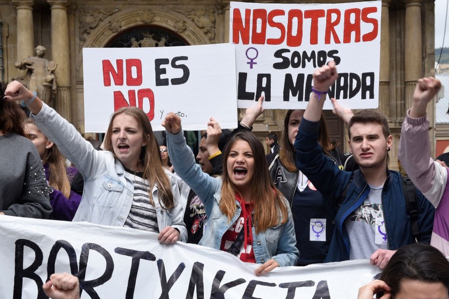 Foto de arquivo de maio de 2018 mostra manifestantes gritando palavras de ordem em Pamplona durante um protesto contra a absolvição de cinco homens acusados de estuprar uma jovem de 18 anos
