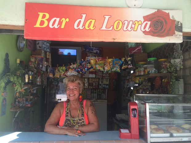 Iara Couto mora há 15 anos no Engenho de Dentro e trabalha no Bar da Loura, perto do Engenhão (Foto: Matheus Rodrigues/ G1)