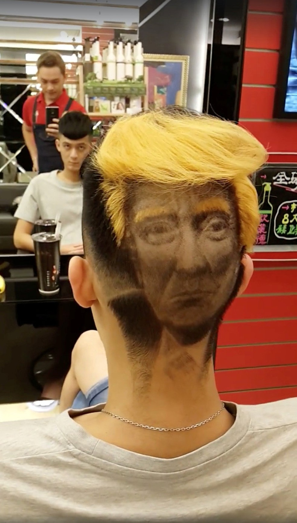 Cabeleireiro de Taiwan faz sucesso com corte de cabelo inspirado em Trump (Foto: XB HAIR/via REUTERS)