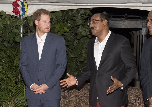 Príncipe Harry e Gaston Browne, primeiro-ministro de Antígua e Barbuda (Foto: Getty Images)