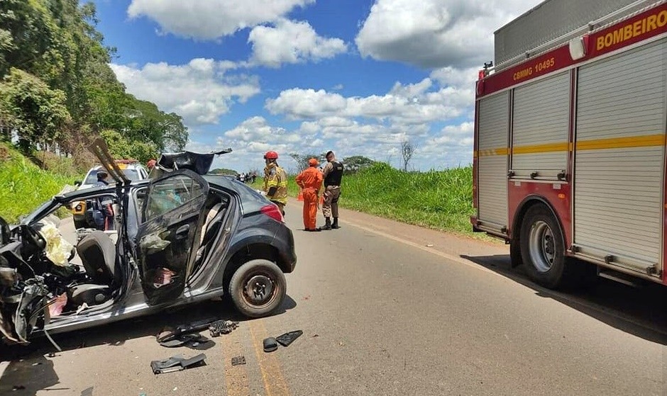 Batida de frente entre carro e caminhão mata duas pessoas e deixa três feridos em Capetinga, MG