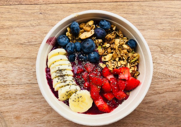 Acai bowl topped with bananas, blueberries, strawberries, granola, and chia seeds (Foto: Getty Images)
