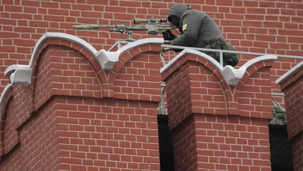 Franco atirador russo em uma lateral do Kremlin, em Moscou, na equipe de proteção de Vladimir Putin (Foto: Getty via BBC)
