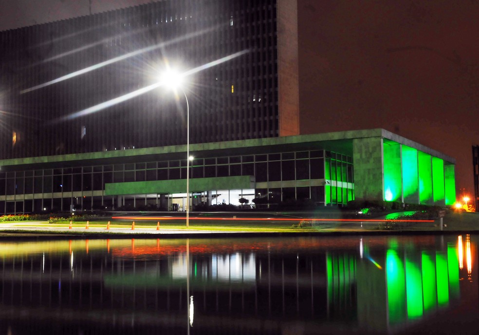 Sede do governo do DF, Palácio do Buriti é iluminado do verde em homenagem aos profissionais de saúde — Foto: Agência Brasília/Tony Oliveira