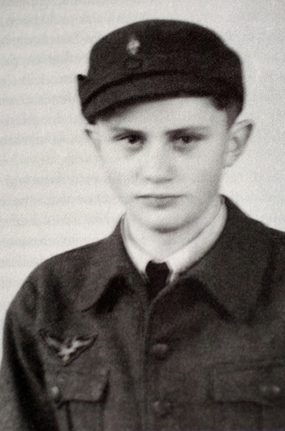 Foto tirada em 1943, durante a Segunda Guerra Mundial, de Joseph Ratzinger, o Papa Bento XVI, quando trabalhava como assistente da Força Aérea alemã — Foto: AFP PHOTO/KNA