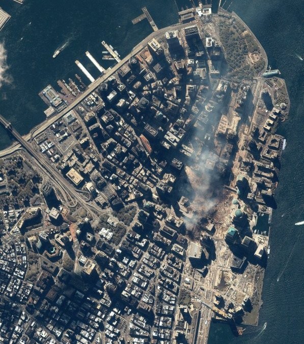 Imagem de satélite feita em 15 de setembro mostra a destruição da região atingida, em NY (Foto: Reprodução GeoEye)