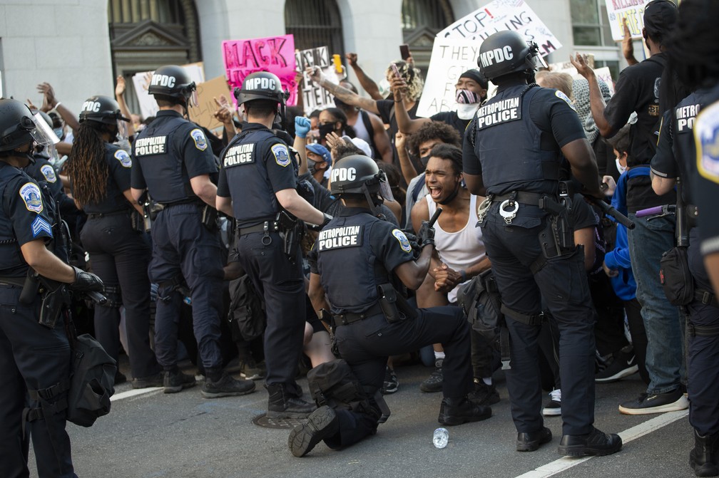 Homem dá grito emocionado a policial em protesto em Washington — Foto: ROBERTO SCHMIDT / AFP