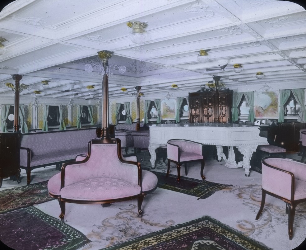 Um dos luxuosos lounges de convivência da primeira classe do navio — Foto: Carl Simon / United Archives / Universal Images Group / Getty Images