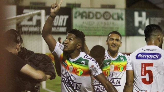 Marco Antônio festeja o primeiro gol do jogo