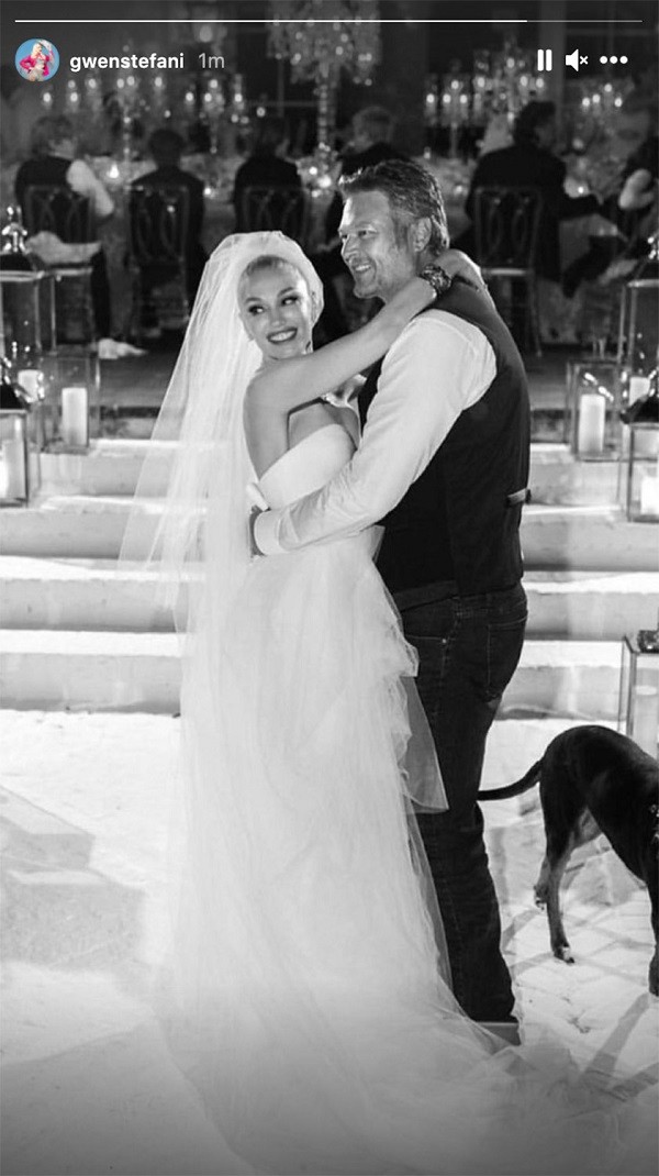 A cantora Gwen Stefani com um dos looks usados por ela em sua cerimônia de casamento com o astro country Blake Shelton (Foto: Instagram) A cantora Gwen Stefani com um dos looks usados por ela em sua cerimônia de casamento com o astro country Blake Shelton (Foto: Instagram)
