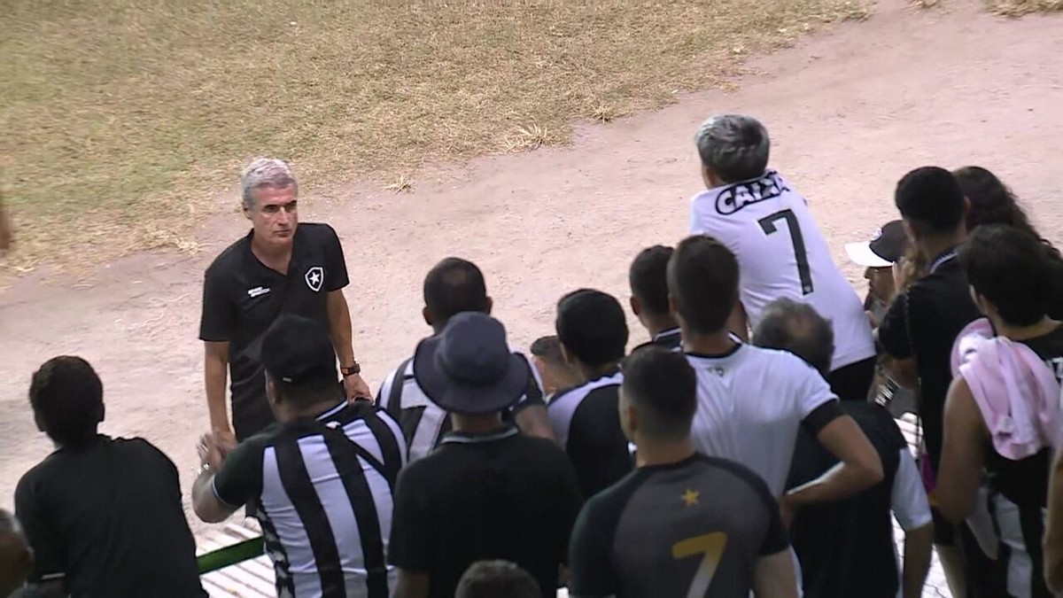 Torcedor arremessa copo e quase acerta Luís Castro após empate do Botafogo