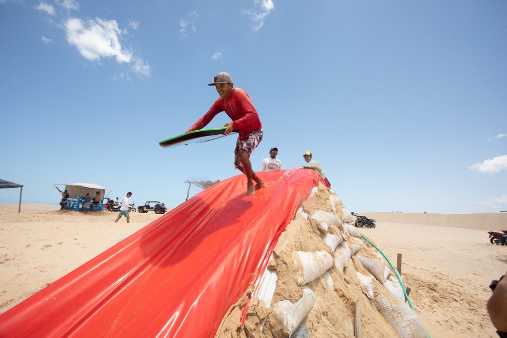 Descida em toboágua é opção de aventura em Jeri — Foto: Celso Tavares/G1