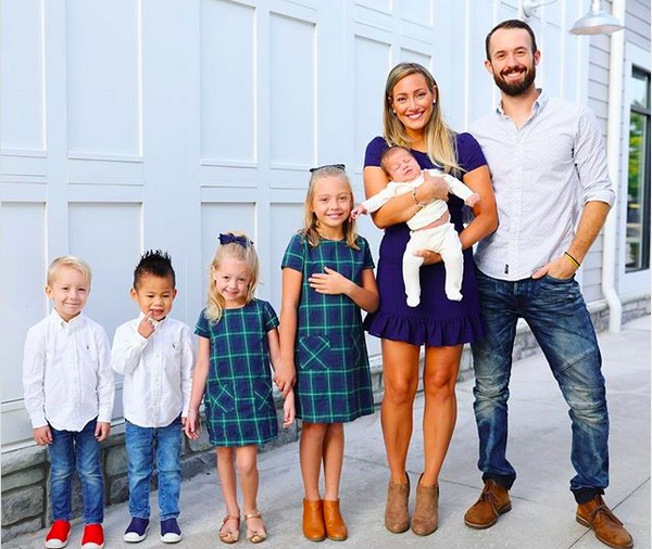 A youtuber Myka Stauffer com o marido e os filhos, incluindo o pequeno Huxley, enviado por ela para outra família (Foto: Instagram)