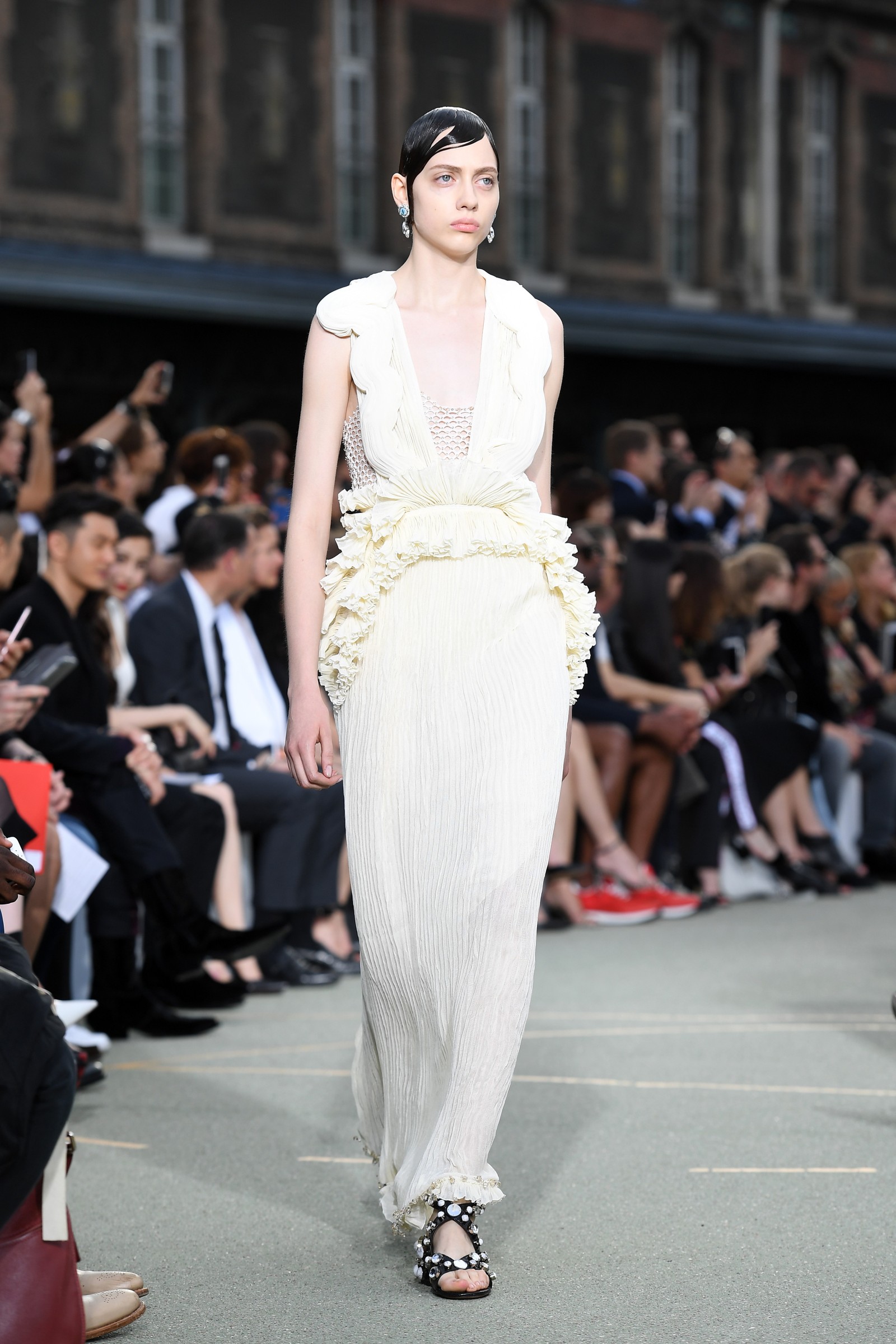 Givenchy inclui looks femininos na temporada masculina | Desfiles | Vogue
