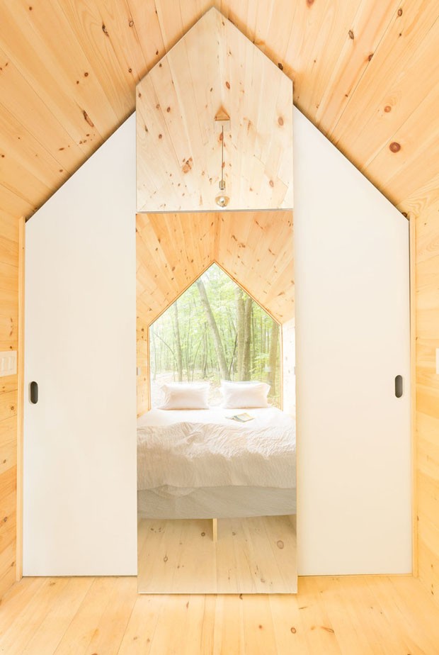 Refúgio na floresta: cabanas em Nova York tem cama king size, banheiro e closet (Foto: Kelsey Ann Rose, Wilde Scout / Divulgação)