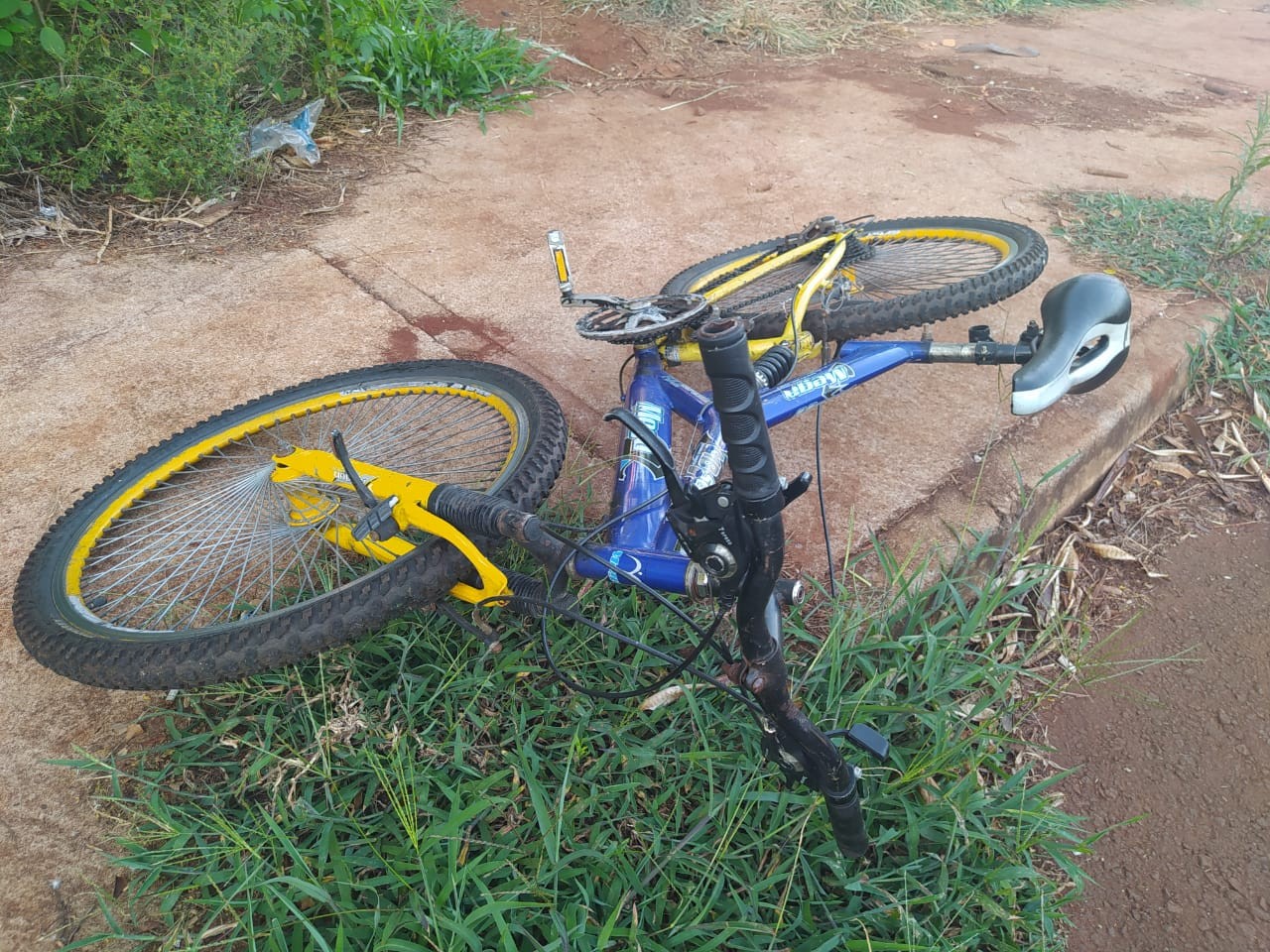 Homem morre após cair da bicicleta e bater a cabeça na calçada, em Cascavel