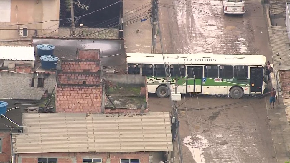 Criminosos roubam ônibus para fazer barricada em Belford Roxo — Foto: Reprodução/TV Globo