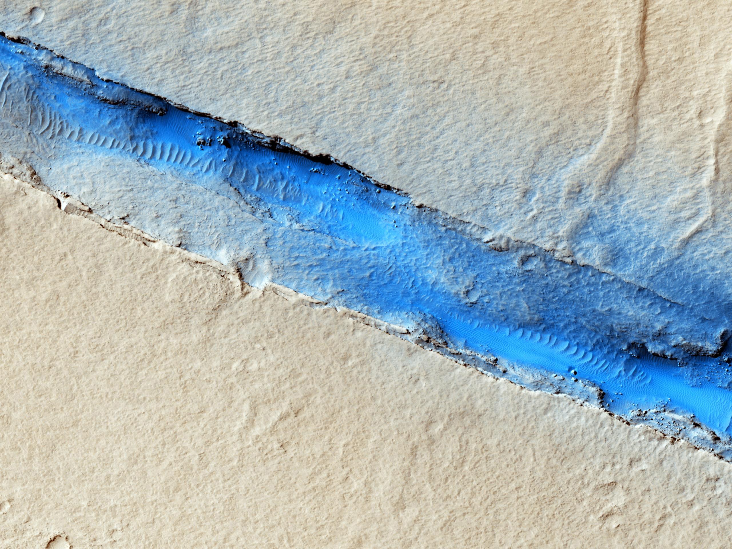 Fissura em Cerberus Fossae, região em que cientistas acreditam ter ocorrida a mais recente erupção marciana (Foto: NASA/JPL-Caltech/Univ. of Arizona)