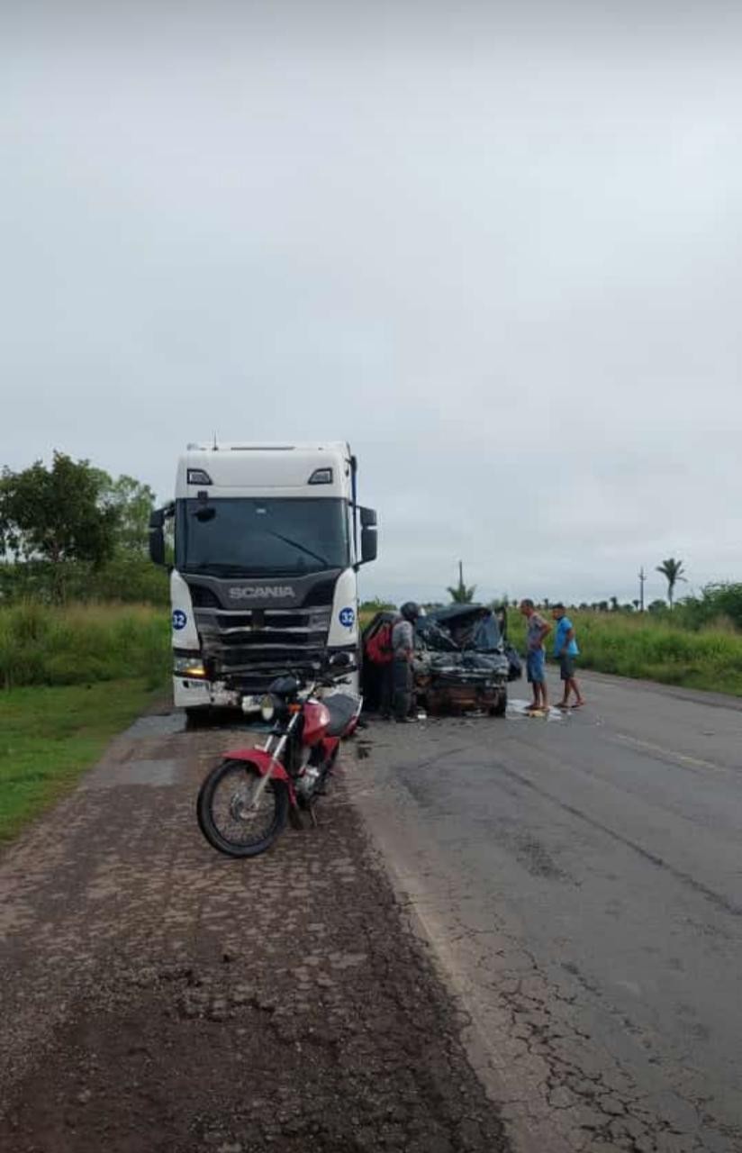 Colisão frontal entre carro de passeio e carreta deixa duas pessoas mortas na BR-135, no Maranhão