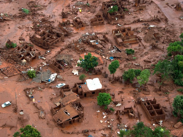 Resultado de imagem para O rompimento de duas barragens da mineradora Samarco