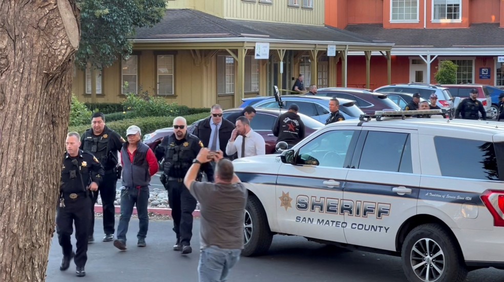 Policiais prendem suspeito de ataque a tiros na cidade de Half Moon Bay, na Califórnia, no dia 23 de janeiro de 2023 — Foto: Kati McHugh/Reuters